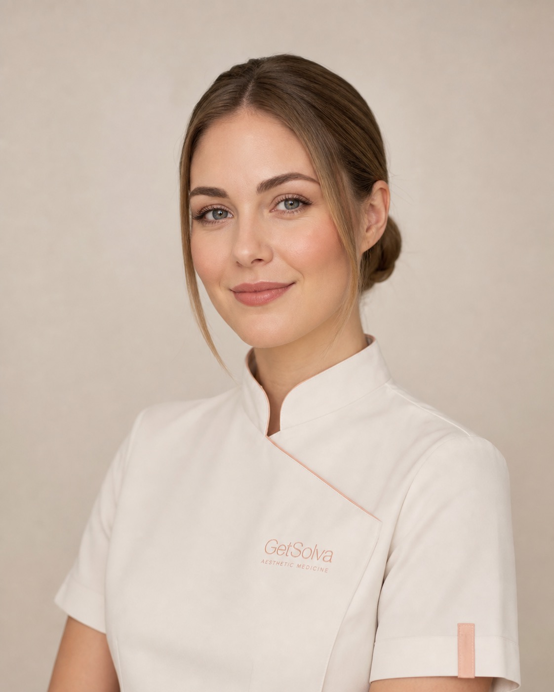 Praticien en médecine esthétique dans une ambiance clinique premium.