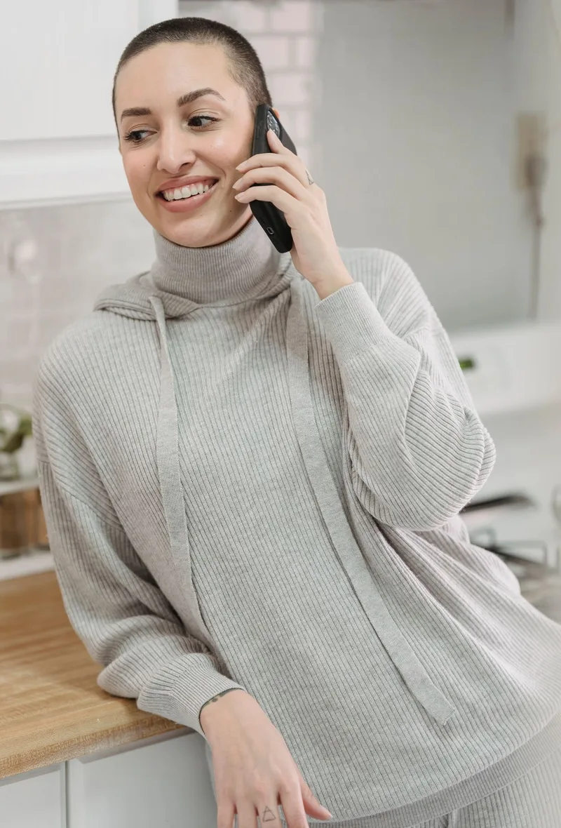 Patiente au téléphone avec son cabinet, chez elle