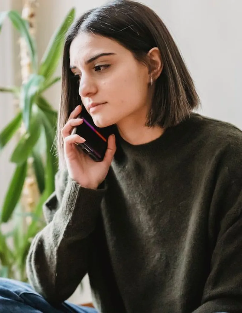 Patiente au téléphone avec son cabinet, chez elle